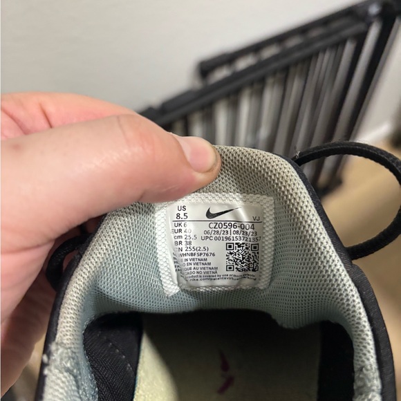 Nike black white and pink Metcon - Picture 5 of 9